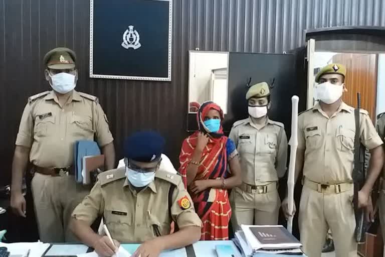 पुलिस की गिरफ्त में आरोपी महिला.