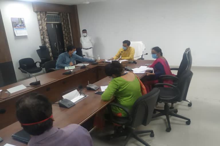 Collector holds meeting with officials of construction department