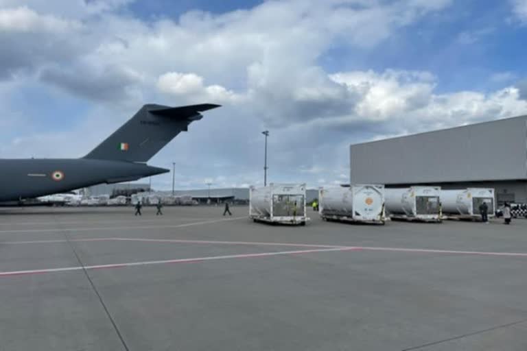 Indian Air Force airlifts cryogenic oxygen container Air Force airlifts cryogenic oxygen containers ഇന്ത്യൻ വ്യോമസേന ഓക്‌സിജൻ കണ്ടയ്‌നറുകൾ ഓക്‌സിജൻ കണ്ടയ്‌നറുകൾ വിമാന മാർഗം ഇന്ത്യ കൊവിഡ്