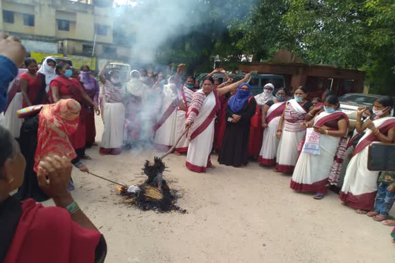 मुख्यमंत्री का पुतला फूंका