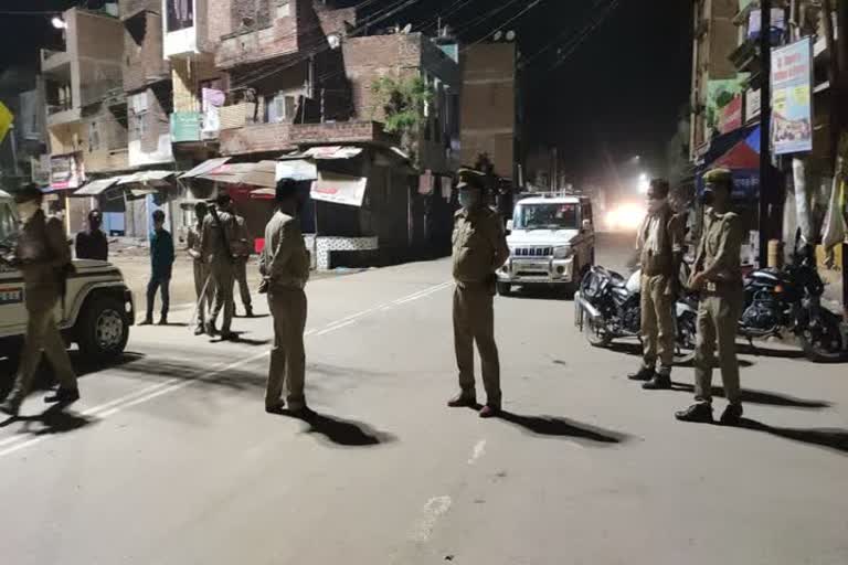 चेकिंग अभियान के तहत मास्क न लगाने वालों पर पुलिस ने कड़ा रुख अपनाया है.