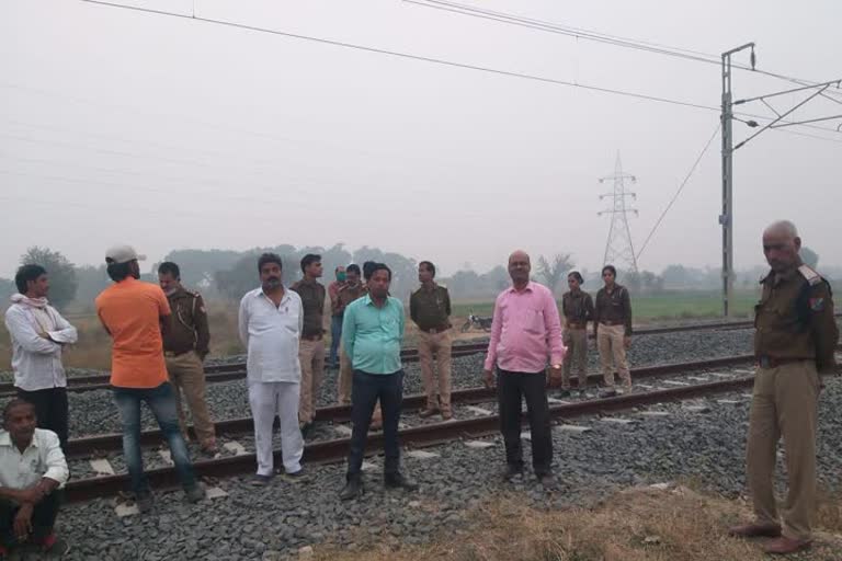 woman and girl killed by train in etawah