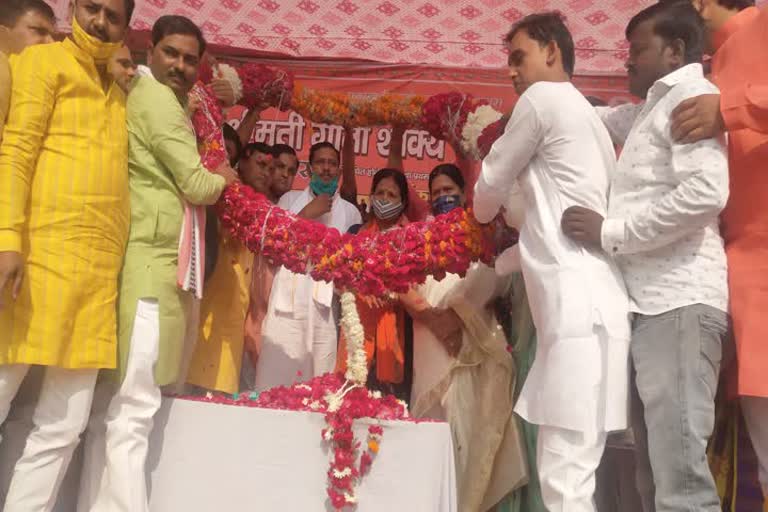 rajya sabha member geeta shakya reached etawah