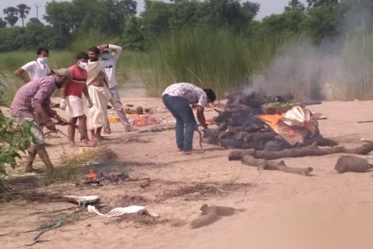 गया: कोरोना संक्रमित की मौत के बाद प्रशासन की बड़ी लापरवाही, परिजन ने किया पीपी किट पहनकर अंतिम संस्कार