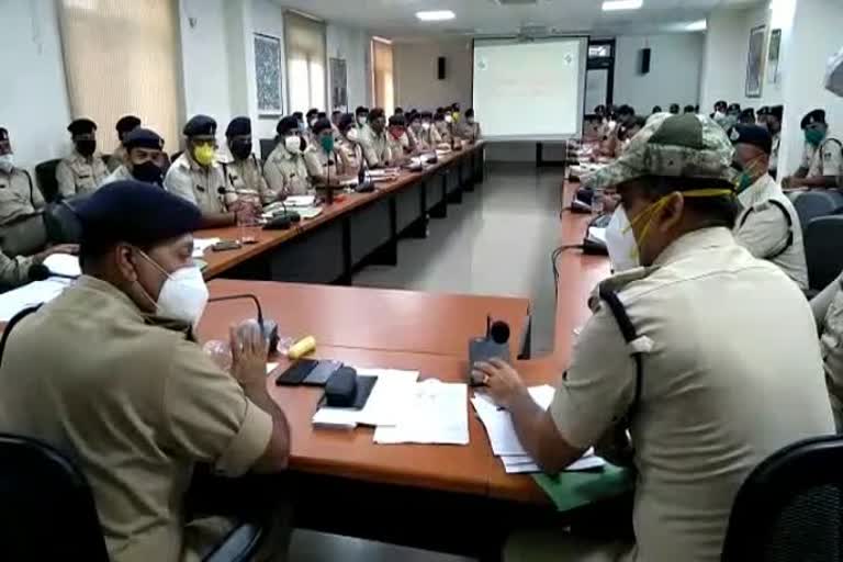 ग्वालियर पुलिस अधीक्षक ने थाना प्रभारियों के साथ की बैठक