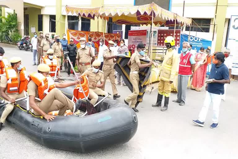 வடகிழக்குப் பருவமழை காலத்தில் மீட்பு நடவடிக்கை குறித்து தீயணைப்பு துறையினரின் ஒத்திகை நிகழ்ச்சி 