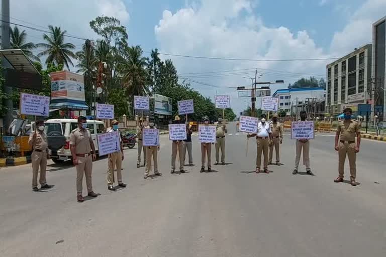 ಜಾಗೃತಿ ಮೂಡಿಸಿದ ಹಾಸನ ನಗರ ಪೂಲೀಸರು