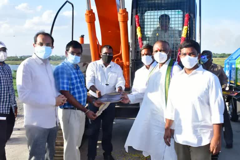 launched new vehicles for garbage collection in Kurnool city