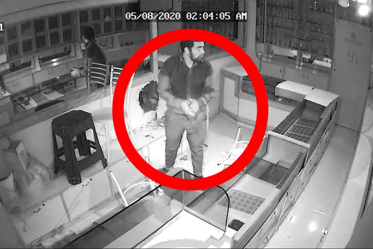 robbers-get-away-with-50-kg-silver-leave-gold-jewellery-untouched