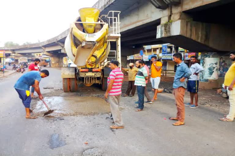  BJP yuvamorcha activists repairs road 