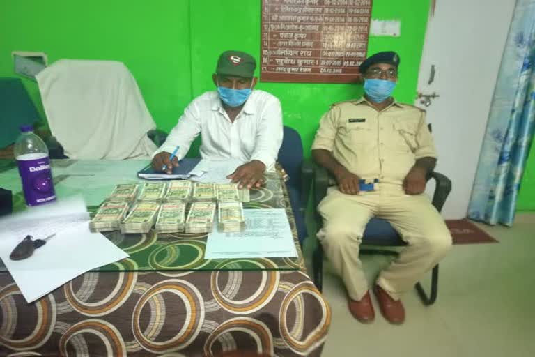 10 lakh rupees recovered from car 