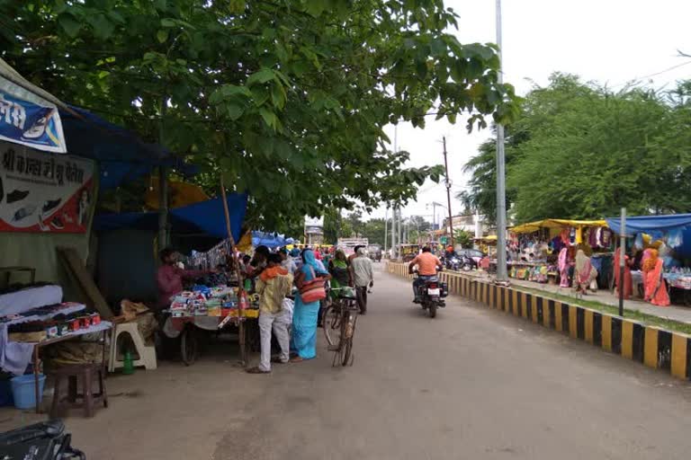 कोरोना से बेखौफ होकर सड़कों पर बिना मास्क के घूम रहे लोग