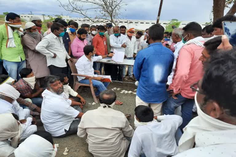 Mla Sandeep Kshirsagar and cotton grower farmer