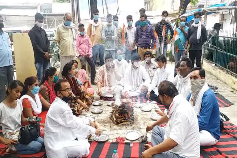  सद्बुद्धि के लिए कांग्रेसियों ने किया हवन