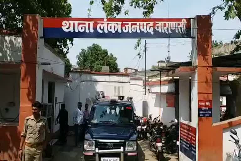 लंका थेने में खड़ी पुलिस की वैन.