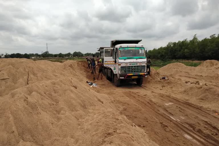 5 trucks seized in arang