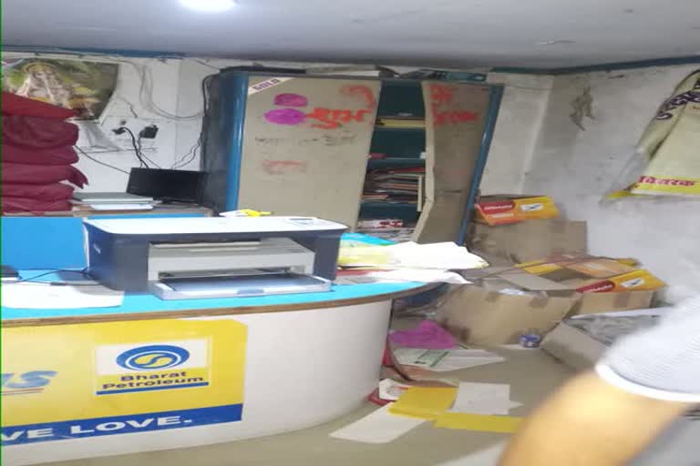 thieves stolen from bharat gas office 