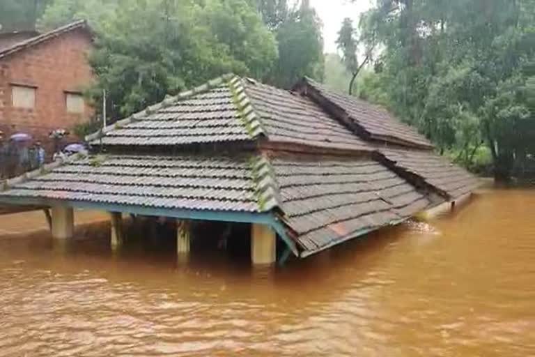 मंदिर वेढलं पाण्याने, तरी सप्ताहात नाही खंड