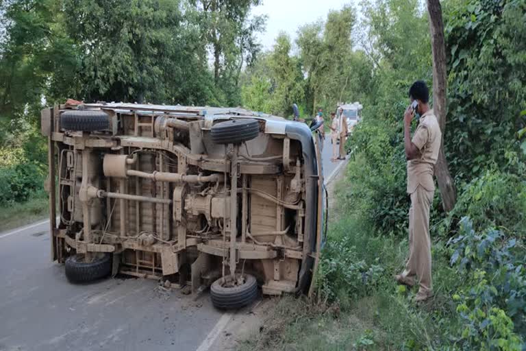 one person died due to cattle loaded magic van overturned in Nalanda