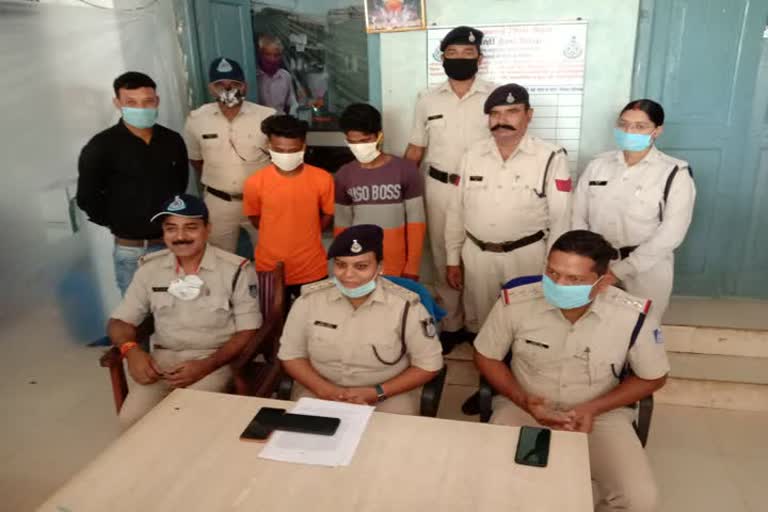 दो युवकों से पुलिस ने जब्त की चोरी की पांच मोटरसाइकिल