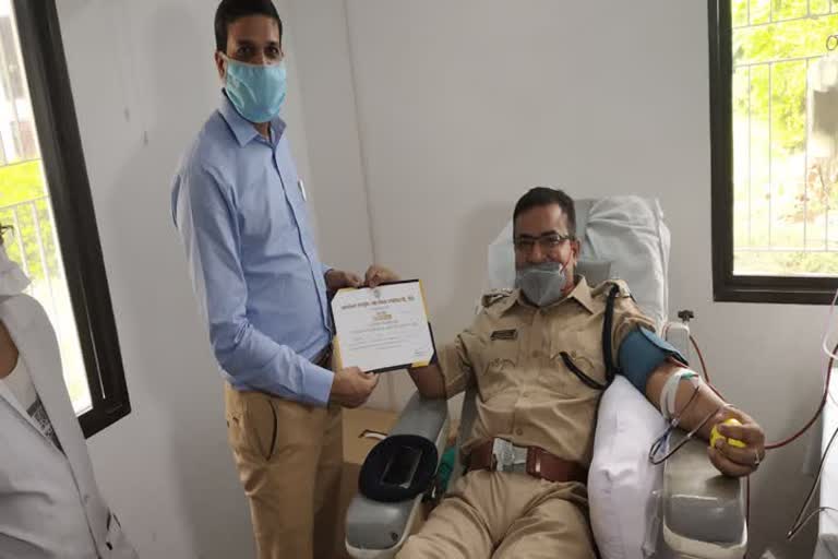 DC Honors CISF Commandant for Donating Plasma in ranchi