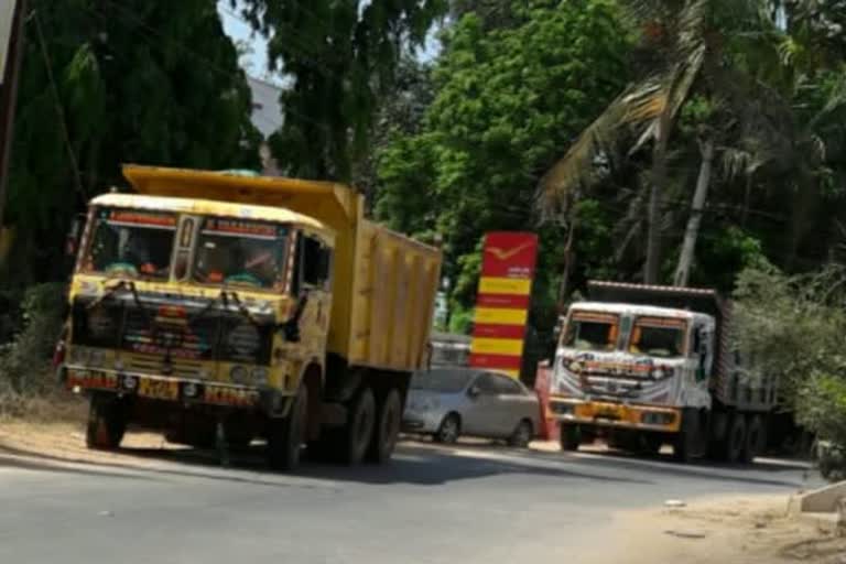 Four gravel tippers seized in  Kodavaluru