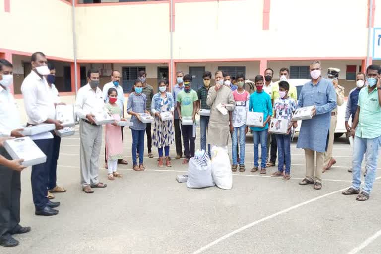 Minister narayanagouda distributed free mask to students