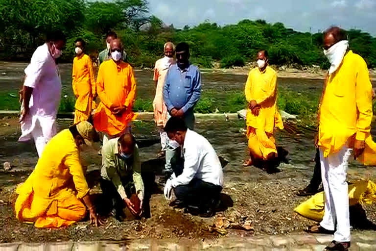 વૃક્ષોના જતન માટે ગાયત્રી પરિવાર દ્વારા  "વૃક્ષ ગંગા અભિયાન" શરૂ કરાયું 