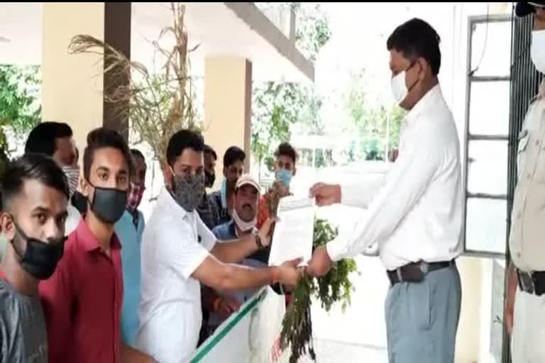 farmers giving memorandum