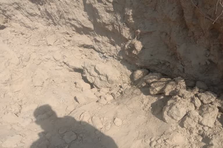 मिट्टी की ढाई गिरी, 10 वर्षीय बच्ची की दबने से मौत