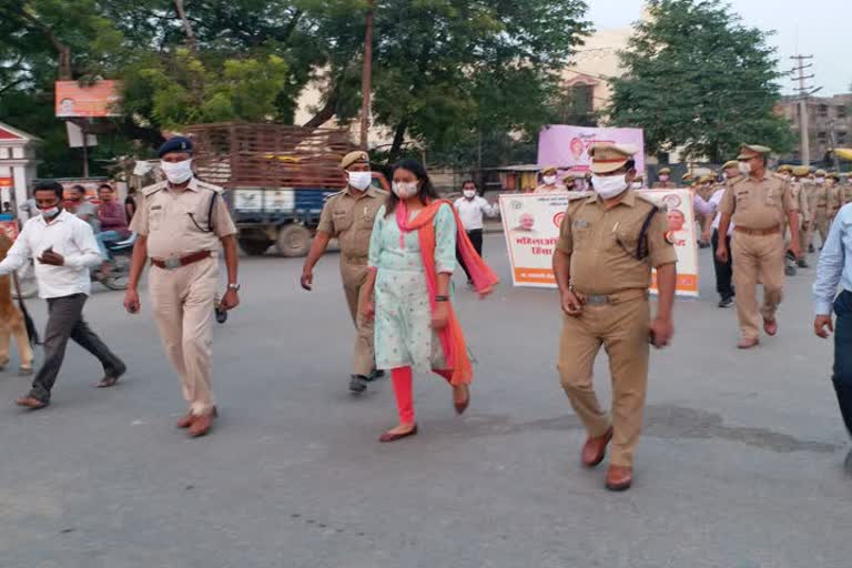 पुलिसकर्मियों के साथ फ्लैग मार्च करतीं नोडल अधिकारी.