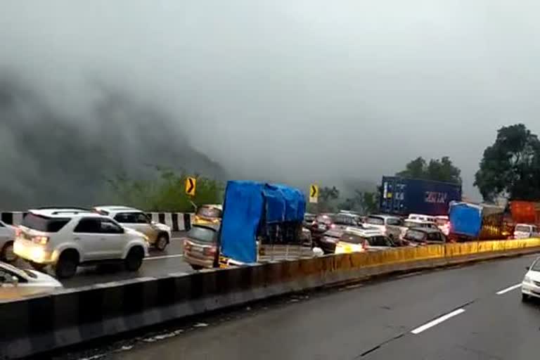 Crowds of vehicles on Mumbai-Pune Expressway due to holidays