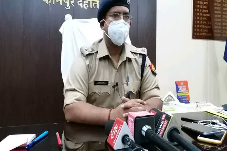 जानकारी देते पुलिस अधिकारी.