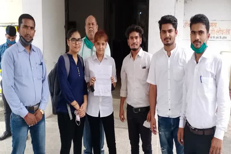 Students submitted memorandum to police officer