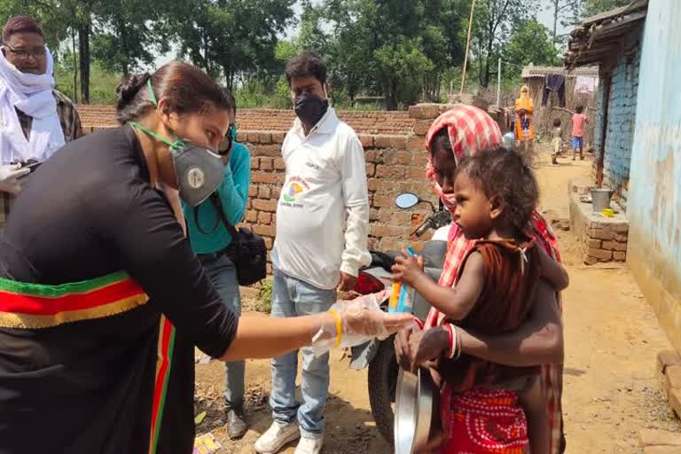 BJP leader Ragini Singh provided food to the needy in dhanbad