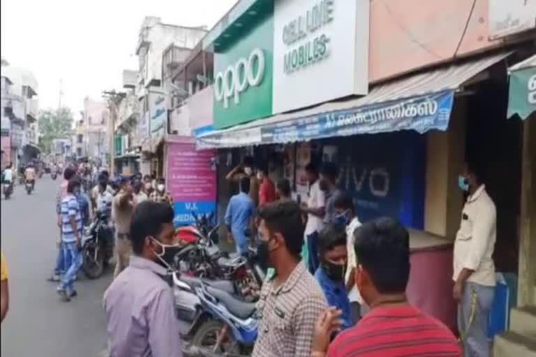 One and a half lakh worth of goods looted from cell phone shop!