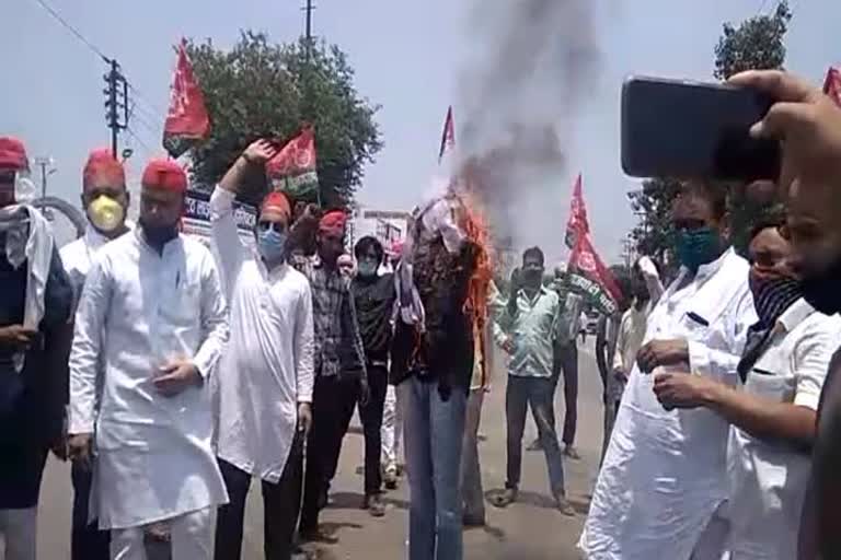 samajwadi party worker burn the effigy of china president  