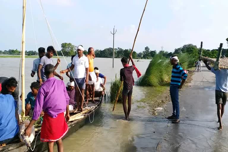 नाव पर बैठे ग्रामीण.