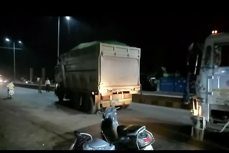 Police seize two dumpers illegally transporting sand at No Entry