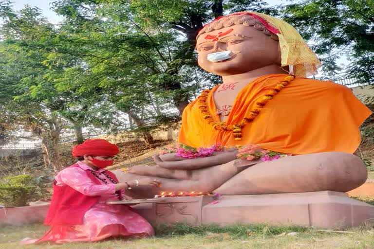 भगवान महावीर स्वामी का जीवन ही उनका संदेश है- श्रीमहंत देव्या गिरि