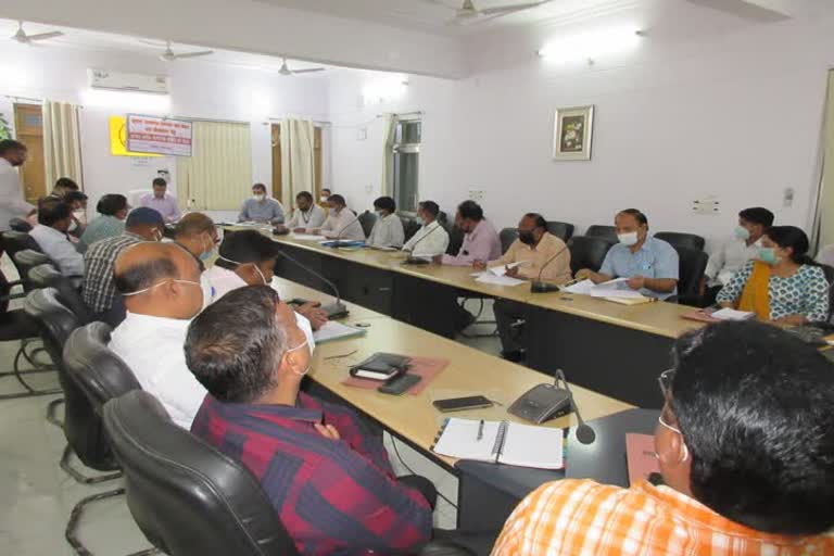 pratapgarh dm dr. rupesh kumar held meeting with officials regarding fpo