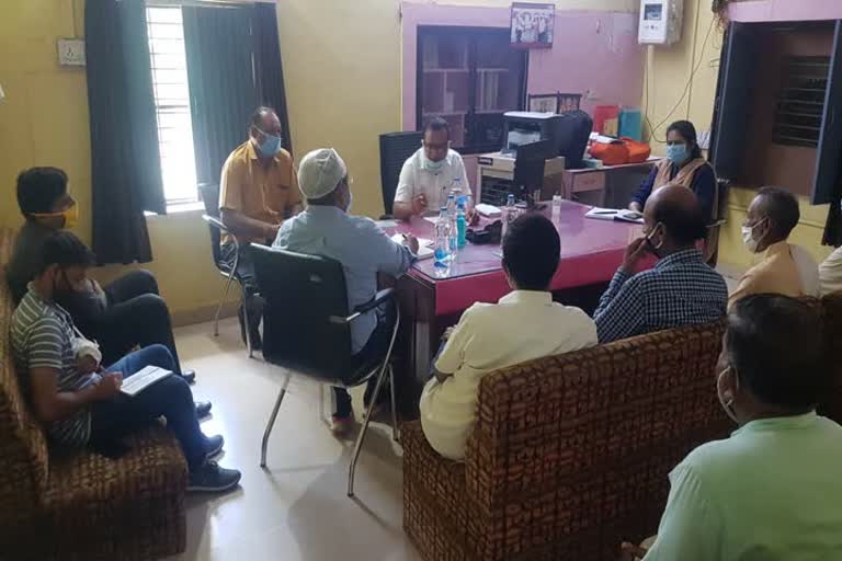 MLA took meeting of officials