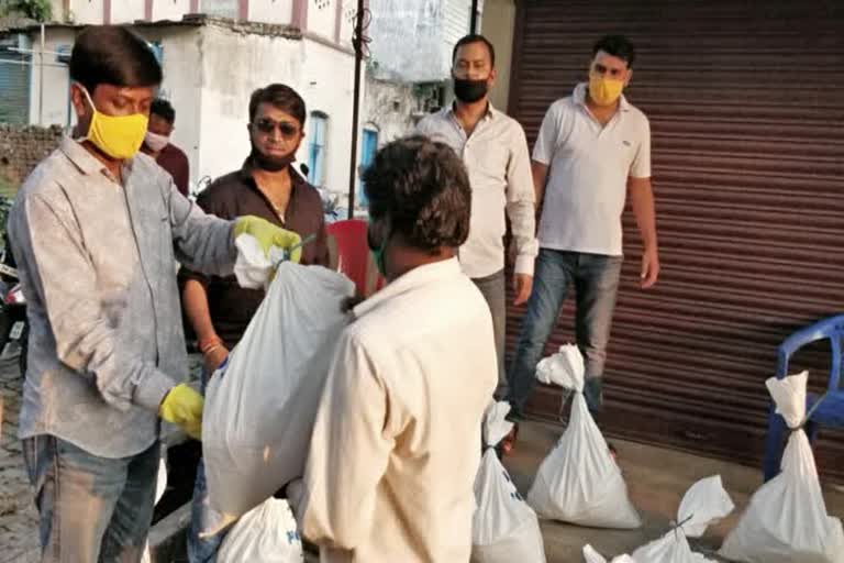 bhartiya janta yuva morcha Golmuri division distributed ration material among auto drivers in jamshedpur