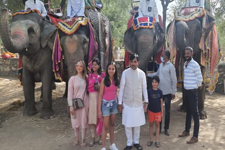 minister Shahnawaz Hussain has enjoyed the elephant ride of Amer