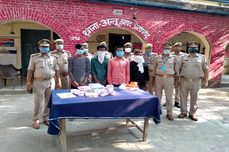 पुलिस की गिरफ्त में चोर.