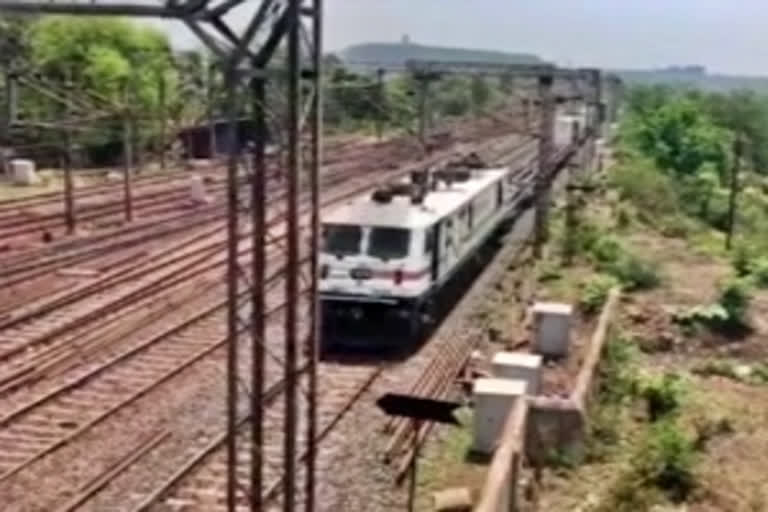 Indian Railways oxygen loading single day oxygen loading Liquid Medical Oxygen Oxygen Oxygen Express Oxygen tankers Indian Railways registers highest ever single-day oxygen loading ഓക്സിജന്‍ വിതരണത്തില്‍ ഇന്ത്യക്ക് തുണയായി റെയില്‍വെ ഓക്സിജന്‍ റെയില്‍വെ