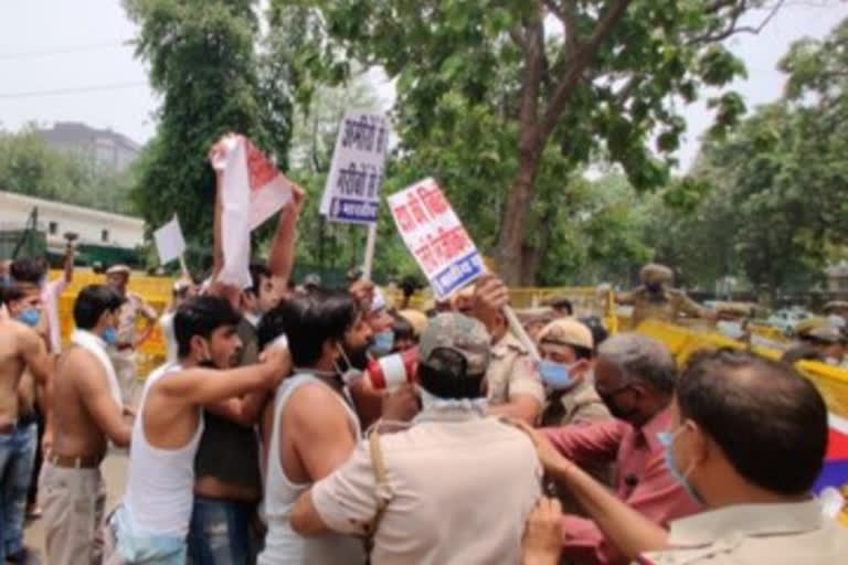 Youth Congress 'shirtless' protest against Railways privatisation