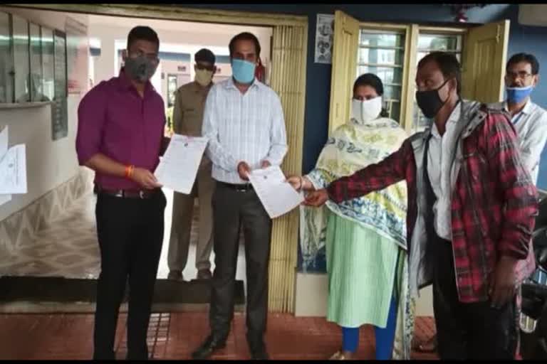 Panchayat secretaries submit memo regarding their demands in mandla