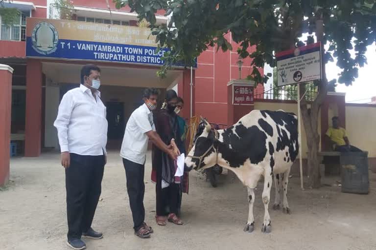 காவல் நிலையம் முன்புள்ள பசுவிடம் புகார் மனுவைக் கொடுத்த பெண்