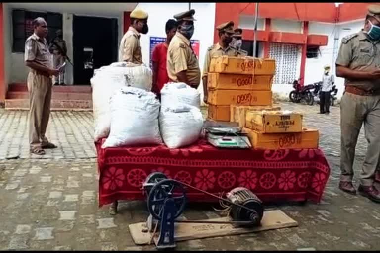 पुलिस के कब्जे में अभियुक्त और बरामद किए गए सामान.